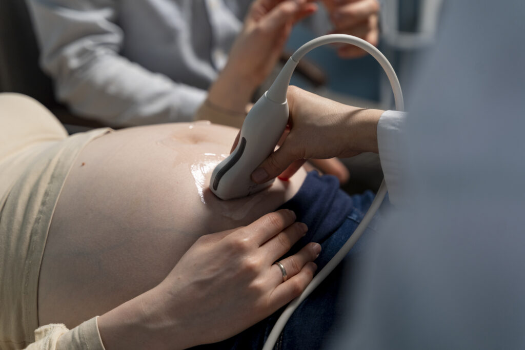 ginecólogo realizando una consulta de ultrasonido por inseminación artificial