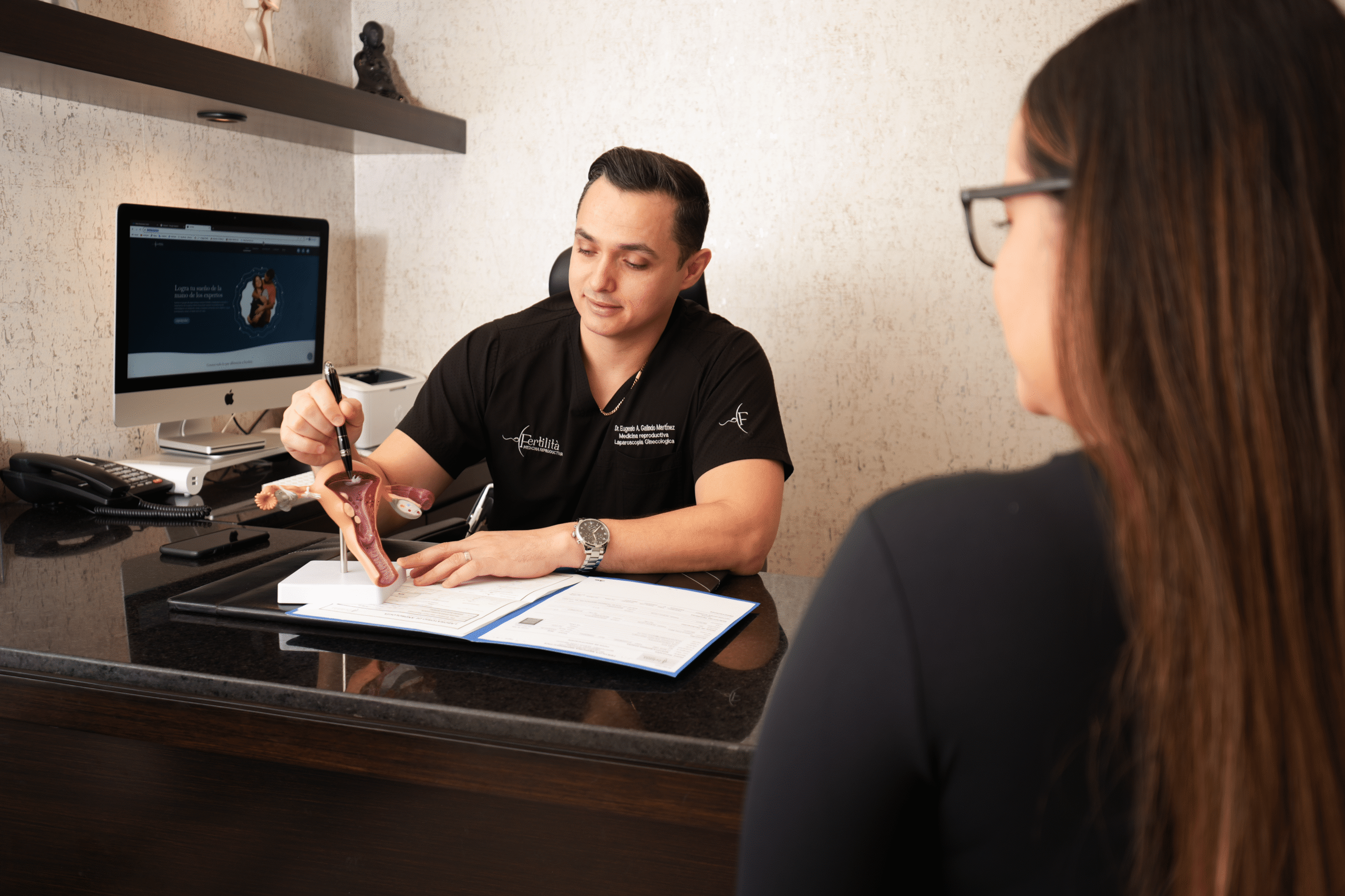 Doctor de Fertilità explicando en primera sesión con paciente