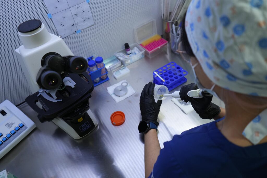 Un especialista en laboratio analizando Fertilización In Vitro o Inseminación Artificial