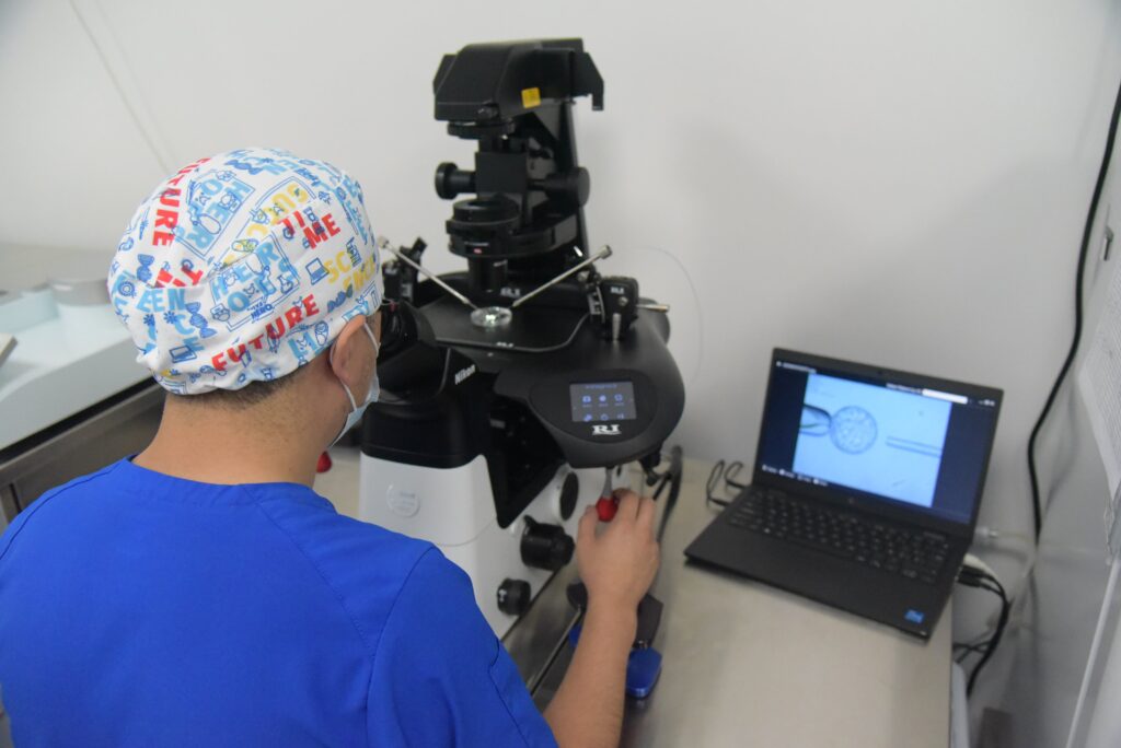 Profesional de la salud reproductiva haciendo análisis para una fertilización in vitro (FIV)